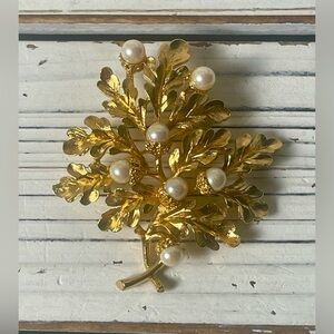 Vintage Monet Brooch‎ Leaf Floral Autumn Fall Faux Pearl Gold Tone Metal